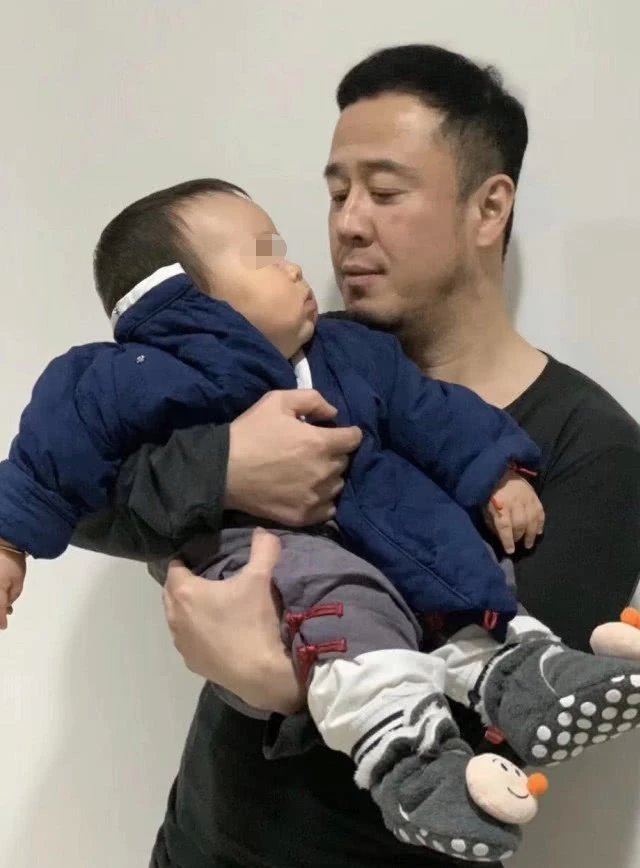 助理为68岁张纪中生下儿子?小孩未满一岁曾被李亚鹏韩庚抱在怀中