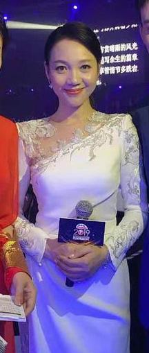 周群参演小品女儿电视机前捧场大笑卫视一姐画风变得太快