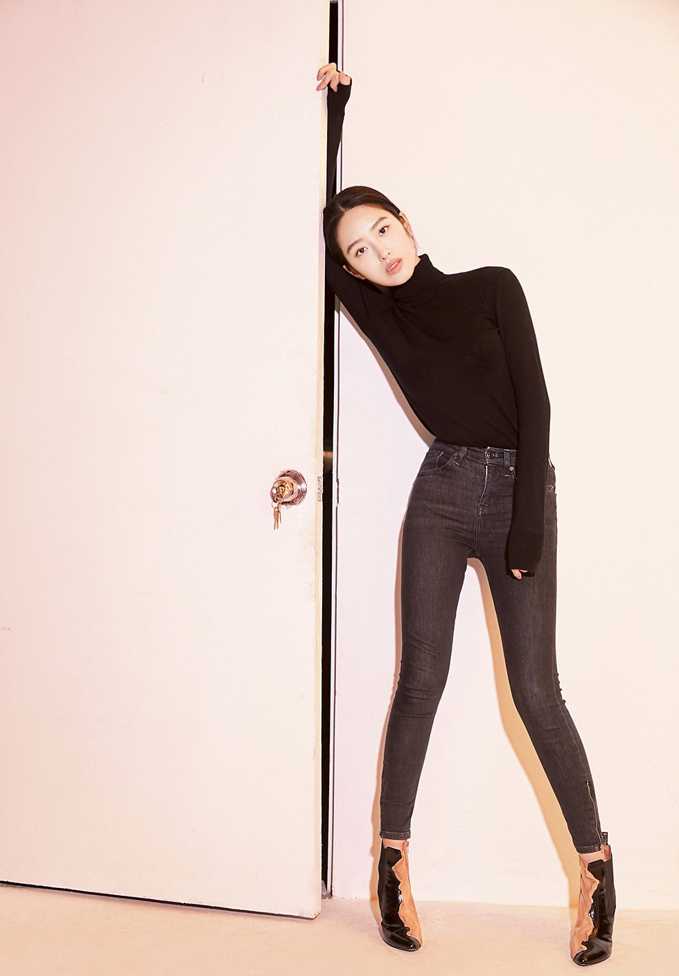 她是刘亦菲干爹的小女友,今穿露肩轻纱裙扎俩麻花辫,减龄似少女