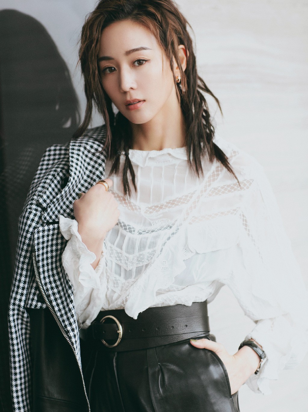 张钧甯近日偏爱皮外套,格纹拼接皮外套搭牛仔裤出镜,简洁时尚