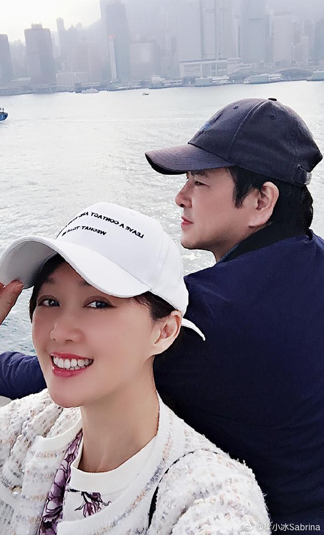 50岁梁小冰海边度假晒自拍,与老公罕见合体秀恩爱超甜