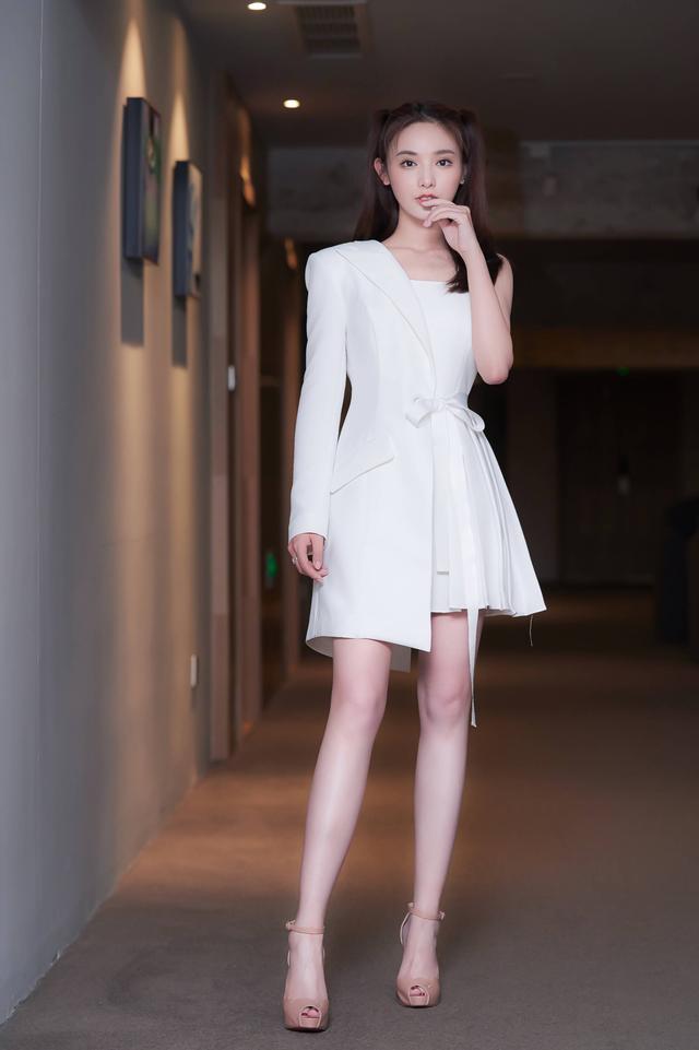 白色连衣短裙,秀性感美腿-彭小苒
