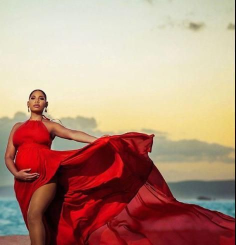 飞人博尔特晒女友孕照,1米5女友手扶孕肚气场强|博尔特|卡茜|女友