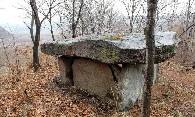 梅河口:东北最大的春秋墓葬群"辉发河上游石棚墓群"