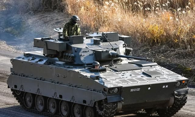 日本新型履带式装甲车曝光 采用89式步战底盘 将与轮式方案竞争