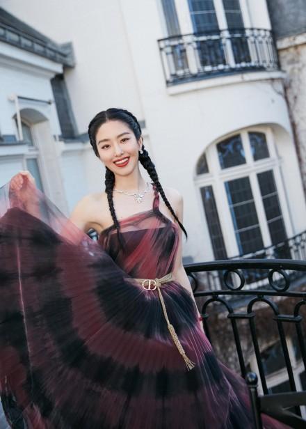 杨采钰水墨纱裙配麻花辫清纯俏丽放送东方美