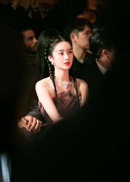 杨采钰水墨纱裙配麻花辫清纯俏丽放送东方美