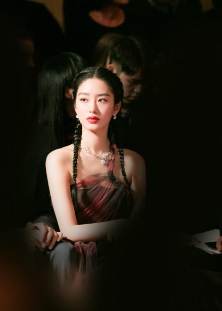 杨采钰水墨纱裙配麻花辫清纯俏丽放送东方美