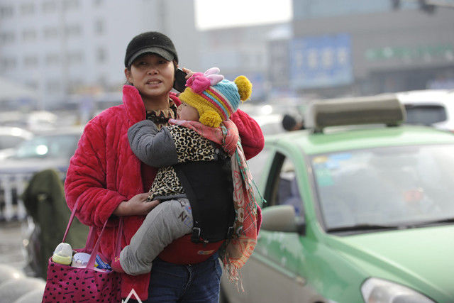 高铁上妈妈带两娃的偷拍照火了,小身躯大能量,为这位妈妈点赞