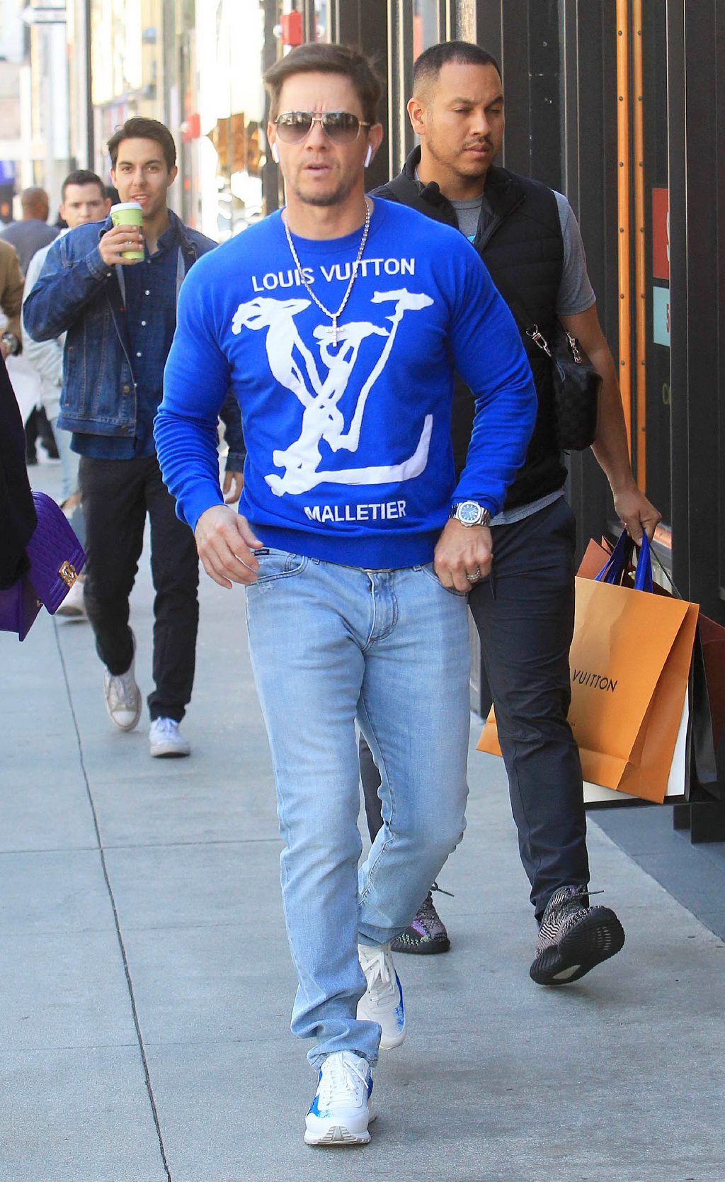 49岁马克·沃尔伯格大秀肌肉!8块腹肌抢眼,麒麟臂超有力量感