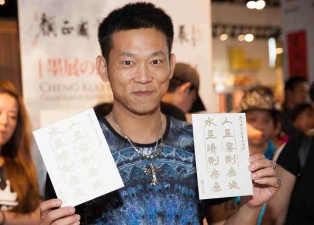 曾是知名天才童星,今入狱多年只能戴手铐去父亲葬礼