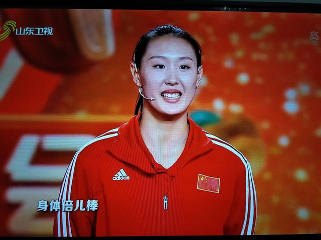 自由人王梦洁在舞台上更放得开,她接受主持人采访落落大方非常自然,与