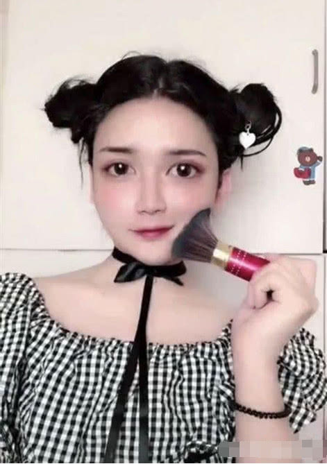 小伙男扮女装开直播化妆后秒变小姐姐这才叫高手在民间