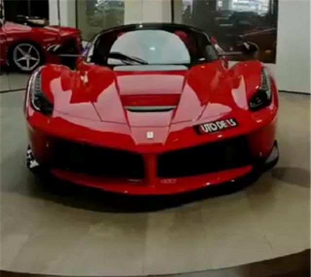 实拍迪拜超跑车行,一台918需450万迪拉姆,一台拉法3千万迪拉姆