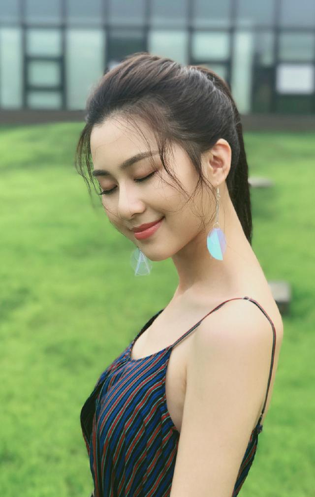 刘颖伦吊带裙图集