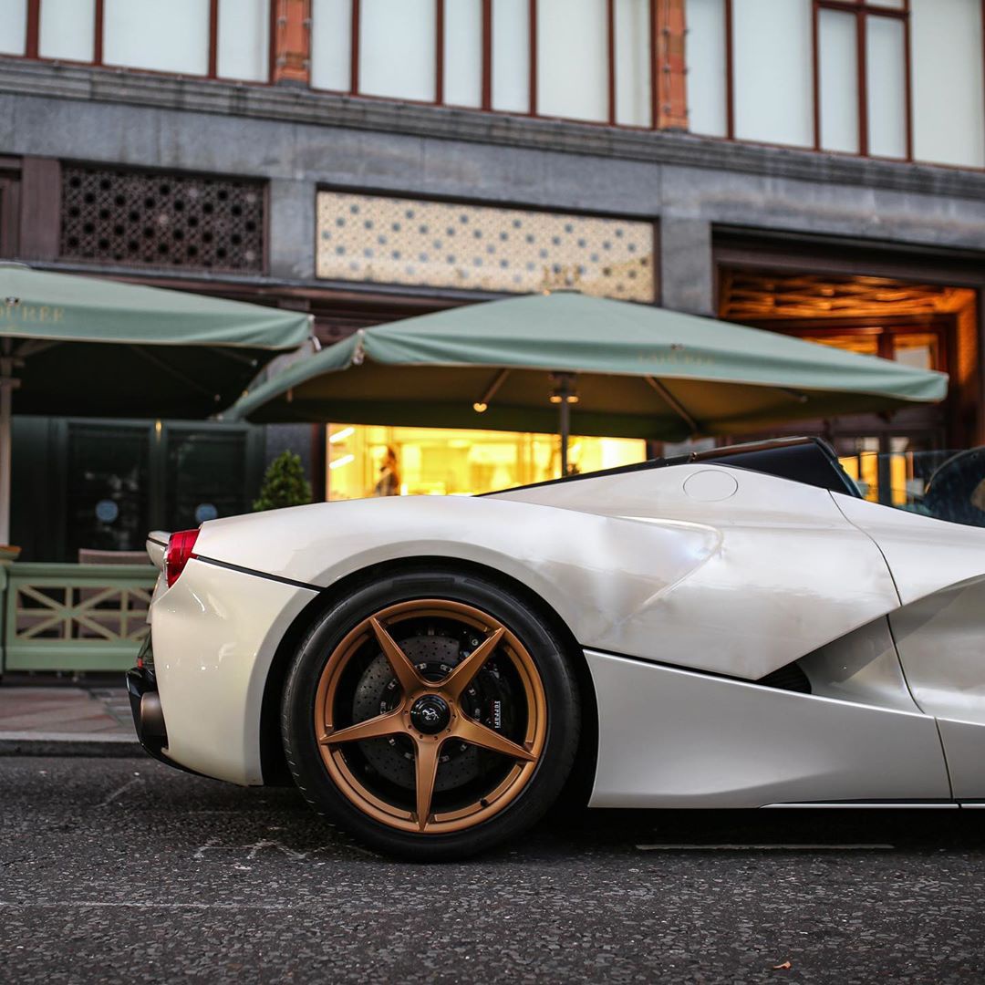 法拉利laferrari敞篷版实车街拍 大气的运动感