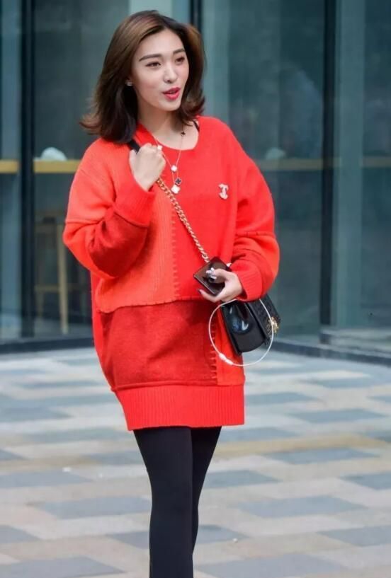 在喜庆的日子里,怎能少得了红色的衬托,配上黑色打底裤