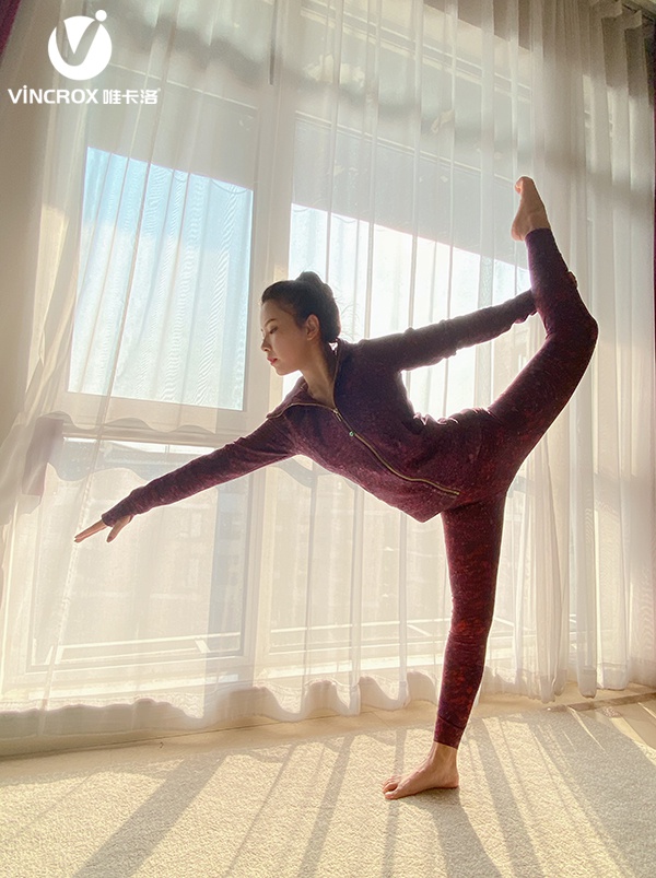 唯卡洛倡议辞旧迎新一起来跟何可欣练瑜伽拥抱健康新生活