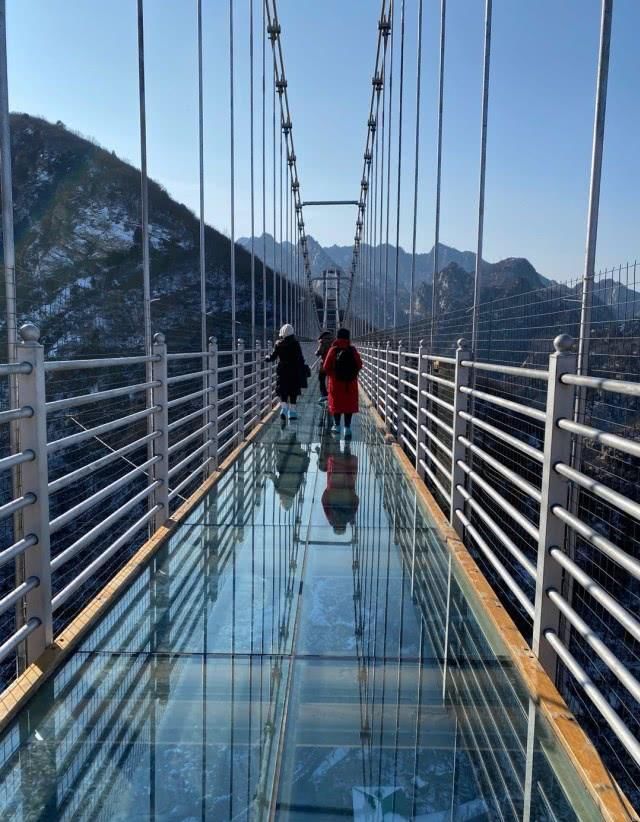 清凉谷"网红景观"扎堆:冰瀑千姿百态 会碎的玻璃天桥惊险刺激