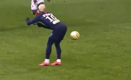 内马尔辣眼一"腚"出球 销魂一撅骚气满满