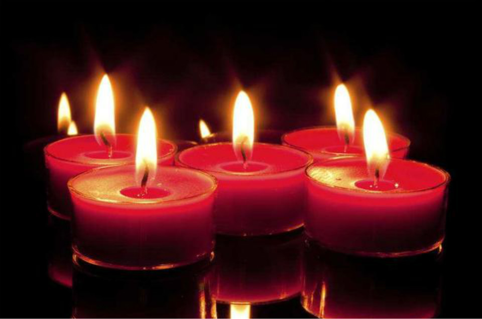 杨万里的这首《蜡烛》,写得很是感人,泣残双泪雨,愁得寸心灰!