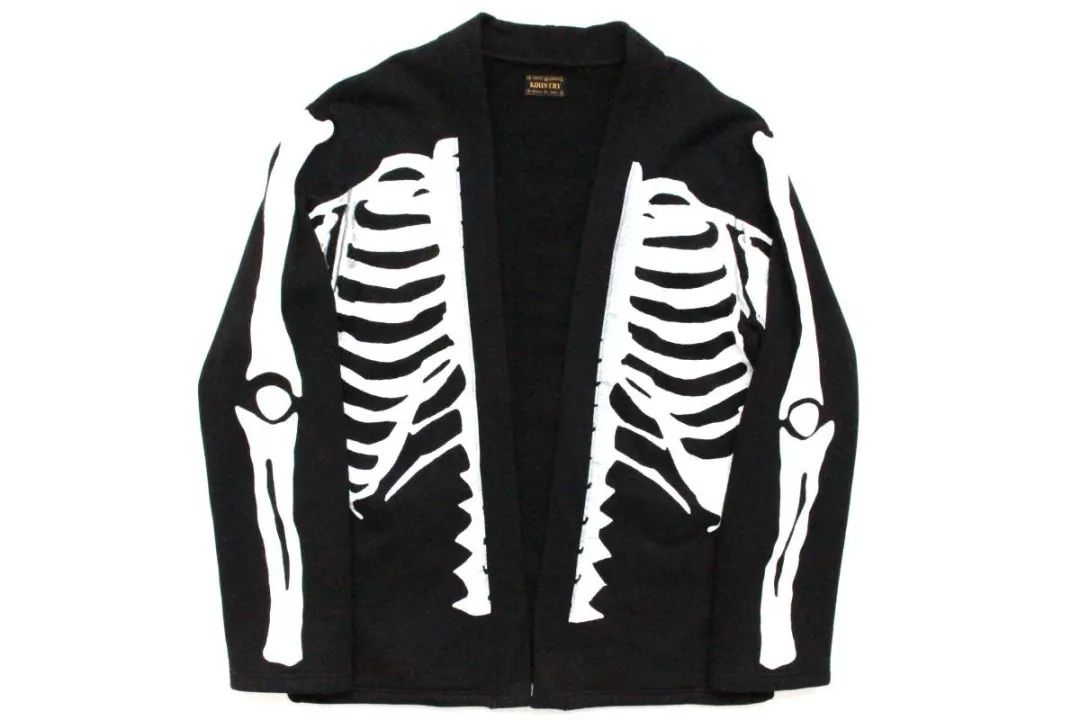 p.s. 小编曾经有一位同事在春节了穿骷髅外