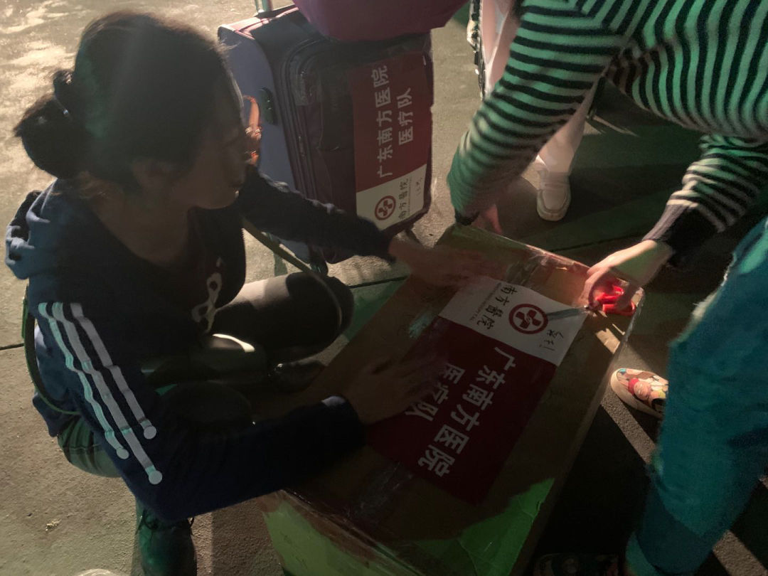 出发前，队员们在行李箱上贴上“广东南方医院医疗队”的贴纸。新京报记者周小琪 摄