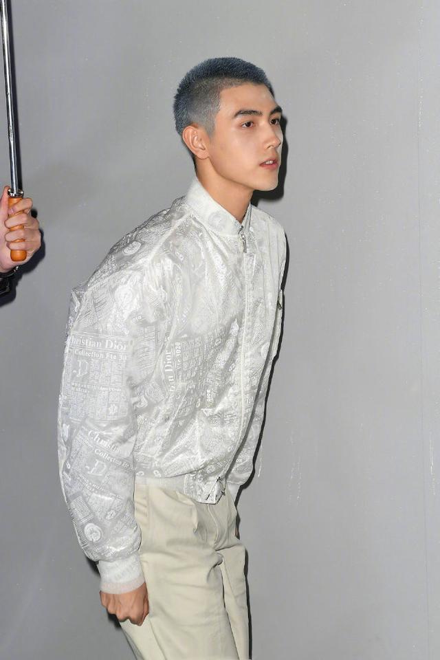 陈飞宇无负妈妈好基因寸头奶奶灰也hold得住立体五官太迷人