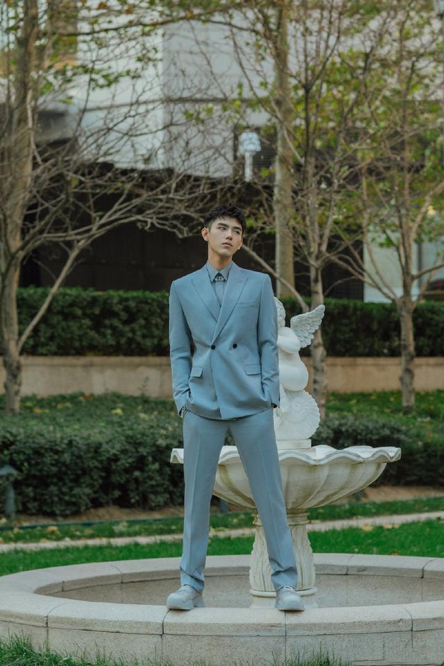 陈飞宇无负妈妈好基因寸头奶奶灰也hold得住立体五官太迷人