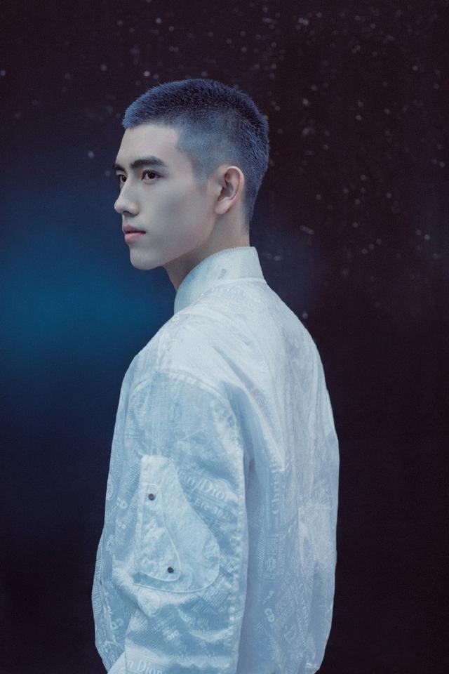 陈飞宇无负妈妈好基因寸头奶奶灰也hold得住立体五官太迷人