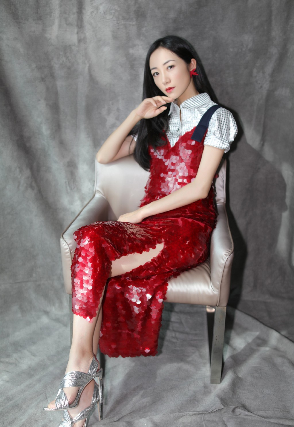 韩雪为秀"漫画腿"真拼,条纹衬衫短到大腿,配白色夹克帅气吸睛