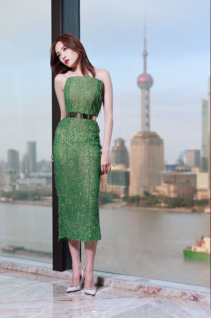 刘美彤现代装美炸身材迷人大秀长腿展示出战豆豆的另一面