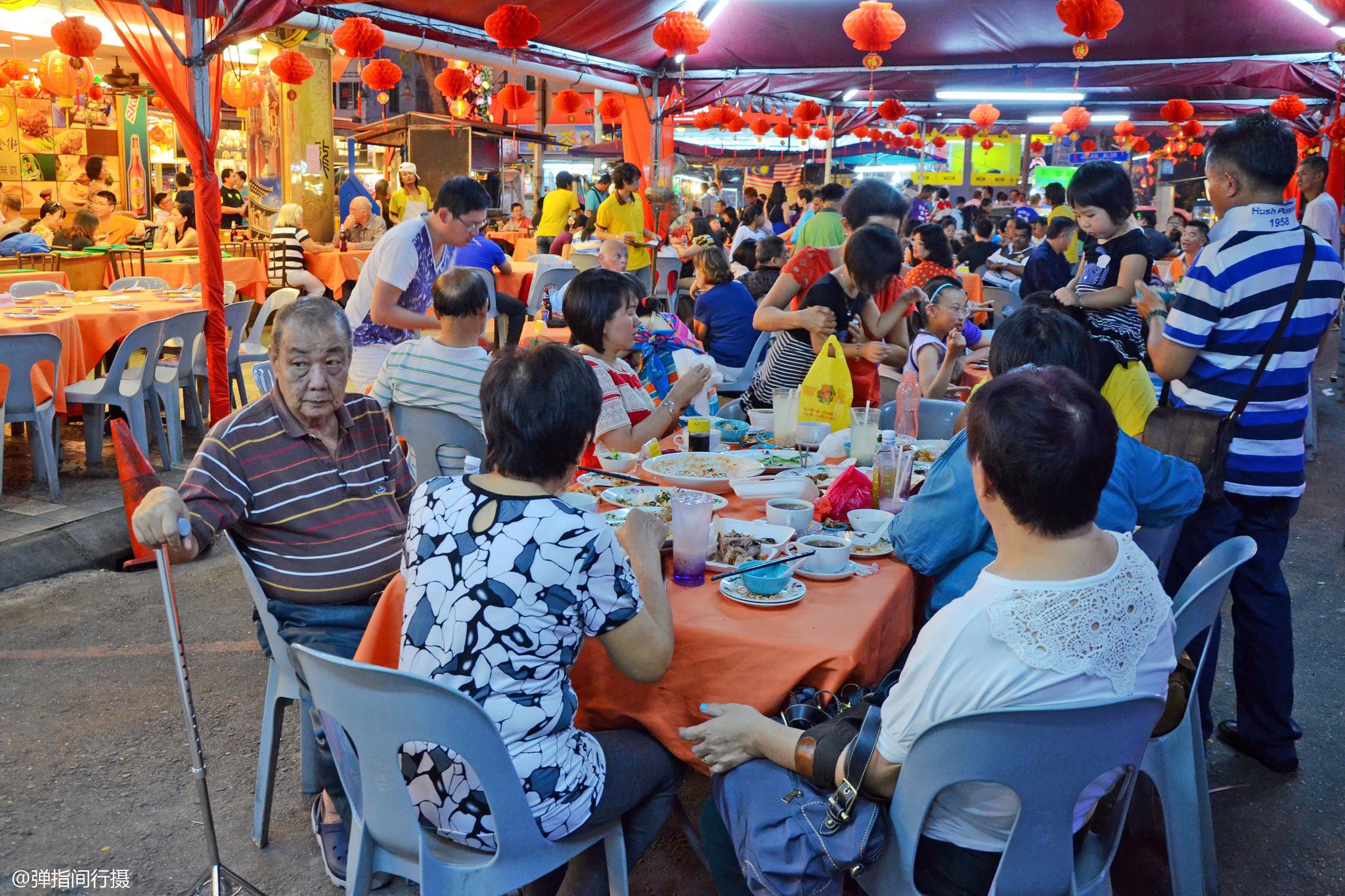 马来西亚最火的夜市,春节美食大排档人满为患,感觉像在广州街头
