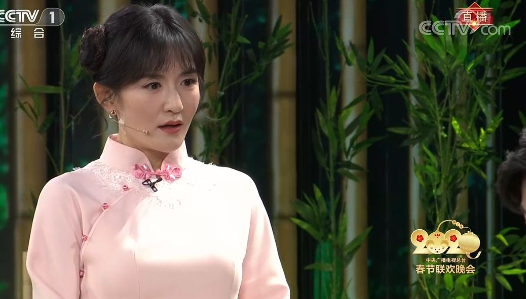 春晚小品谢娜险笑场,肖站说话都有人鼓掌惊呼,两人演情侣不太搭