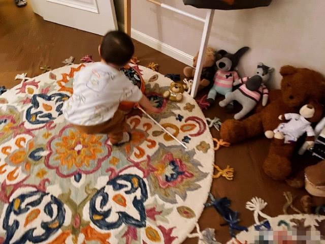 沈腾新年手提购物车买菜打扮似大妈,一岁儿子躺地上撒娇萌翻