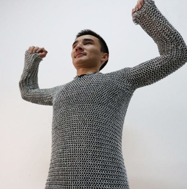 大学生造锁子甲,使用了1.2万个铁环,穿上后威风凛凛