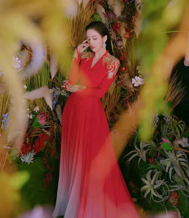 佟丽娅主持春晚造型,身着刺绣金凤凰礼服,优雅大气又漂亮又美