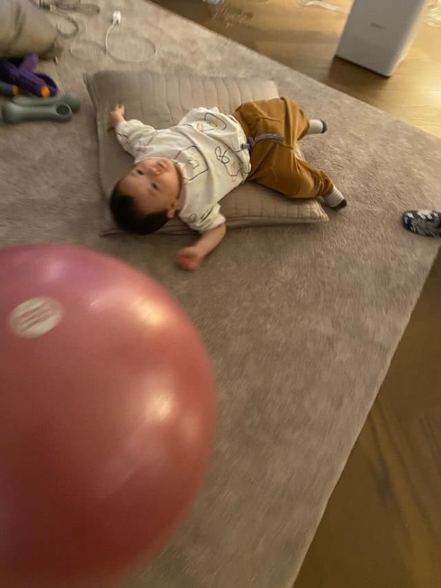 沈腾新年手提购物车买菜打扮似大妈,一岁儿子躺地上撒娇萌翻