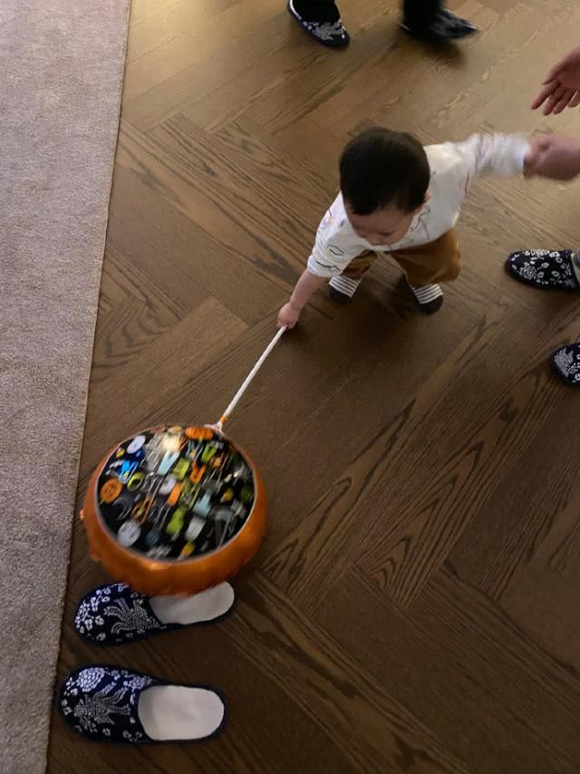 沈腾新年手提购物车买菜打扮似大妈,一岁儿子躺地上撒娇萌翻