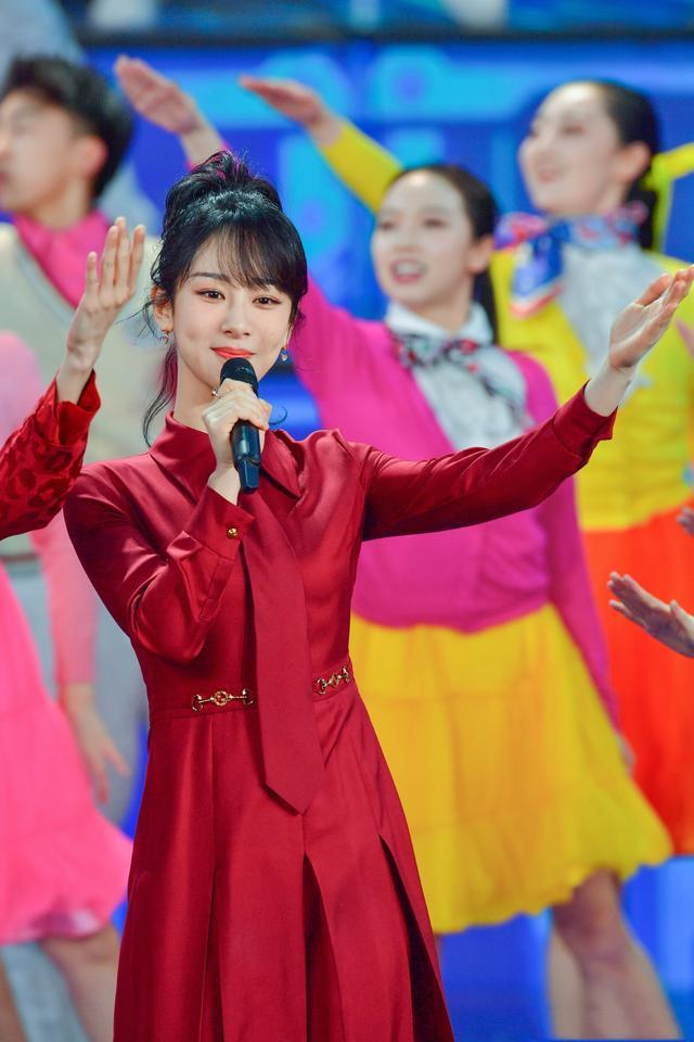 杨紫春晚造型显成熟周冬雨卧蚕抢镜被封人间仙子的却是张天爱