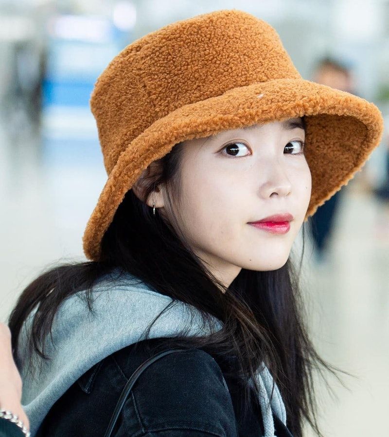 鲜艳的冷帽则让整体造型更加亮眼和特别,是一款保暖又具时尚感的帽子