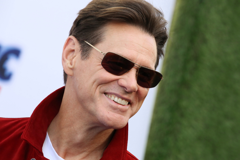 58岁金·凯瑞亮相活动!抑郁症消失了,"世界喜剧之王"笑容再现