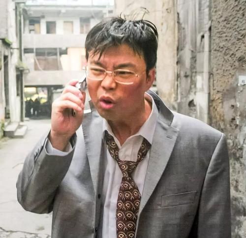 对他的第一印象,是在电影《疯狂的石头》中饰演的那个见风使舵的"四眼