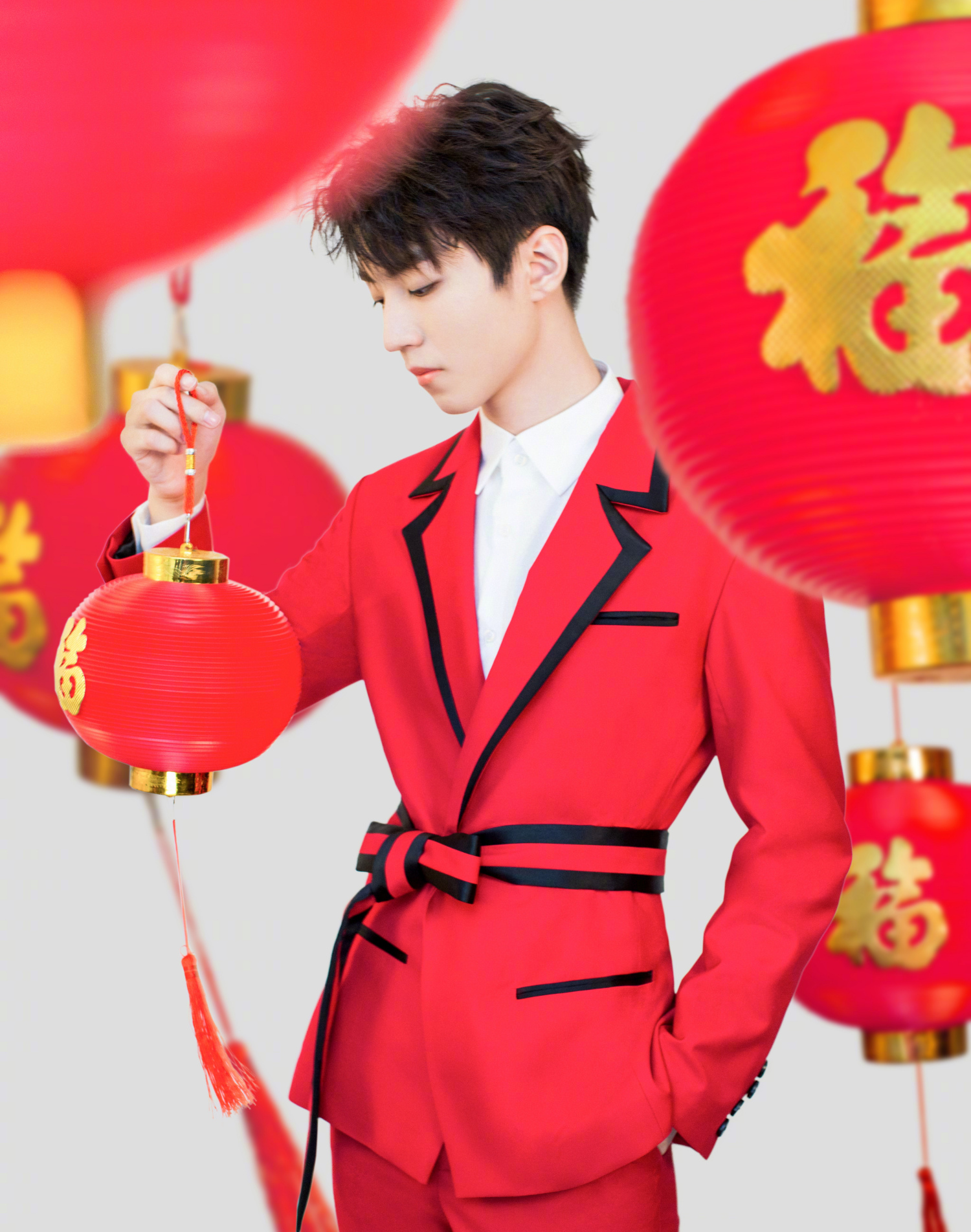 tfboys拜年装太喜庆,王俊凯穿红西装太"艳",王源兄弟两超帅