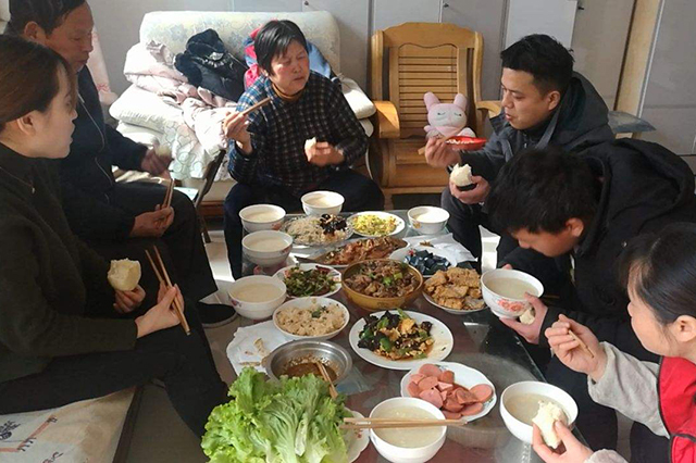 农村过年走亲戚可以赚钱农民感叹一天倒贴400还不如不来