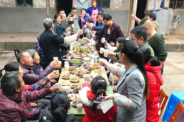 农村过年走亲戚可以赚钱农民感叹一天倒贴400还不如不来