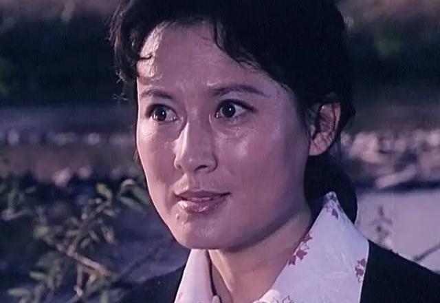 《囧妈》妈妈合唱团真有一位歌唱家,撞脸大明星向梅,粉丝都认错
