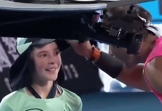 暖男纳达尔亲吻美女球童致歉赛后约她全家见面再次强吻小萝莉