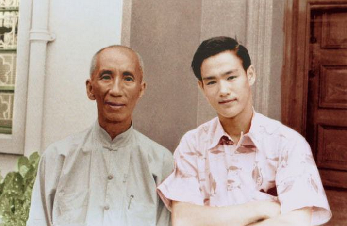 香港,曾在多个地方收徒,门下的弟子非常多,其中包括了武打影星李小龙