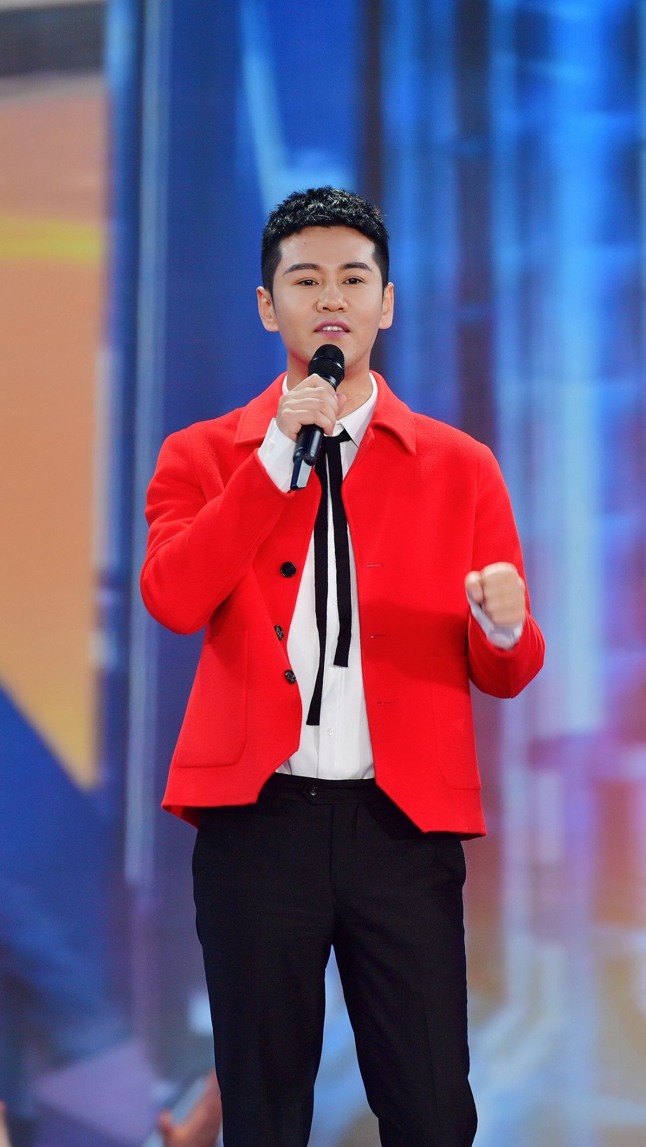 徐子崴三上春晚舞台与张韶涵王源杨紫共同演绎《再次相约二十年》